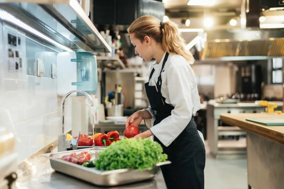 Работа помощница повару. Работник кухни. помощник на кухне. повар на кухне. помощница на кухне.