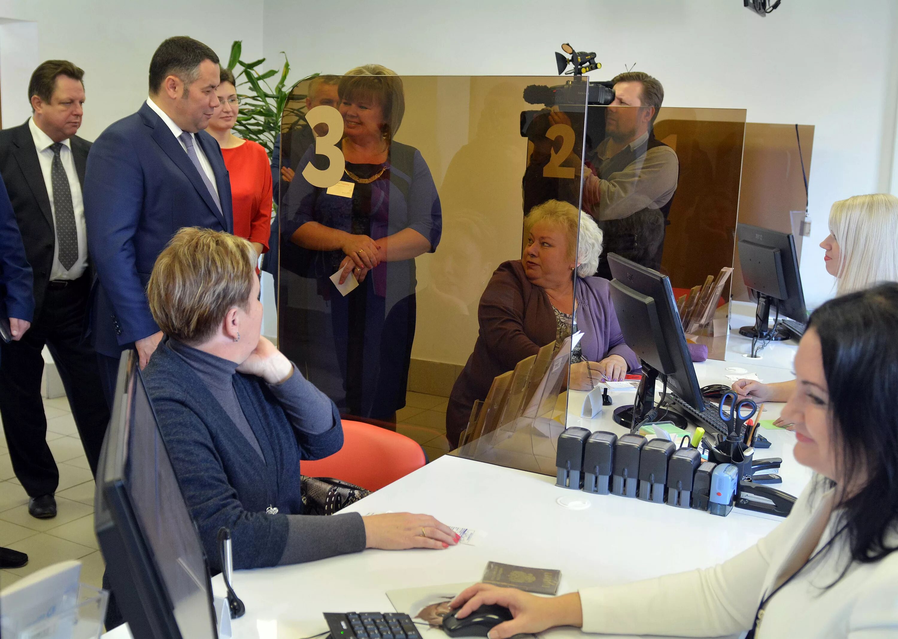 Мфц в тверском районе москвы как пройти от тверской. Мфц максатиха. Мфц шумячи сотрудники. Мфц тверская область. Магазин визит в максатиха.