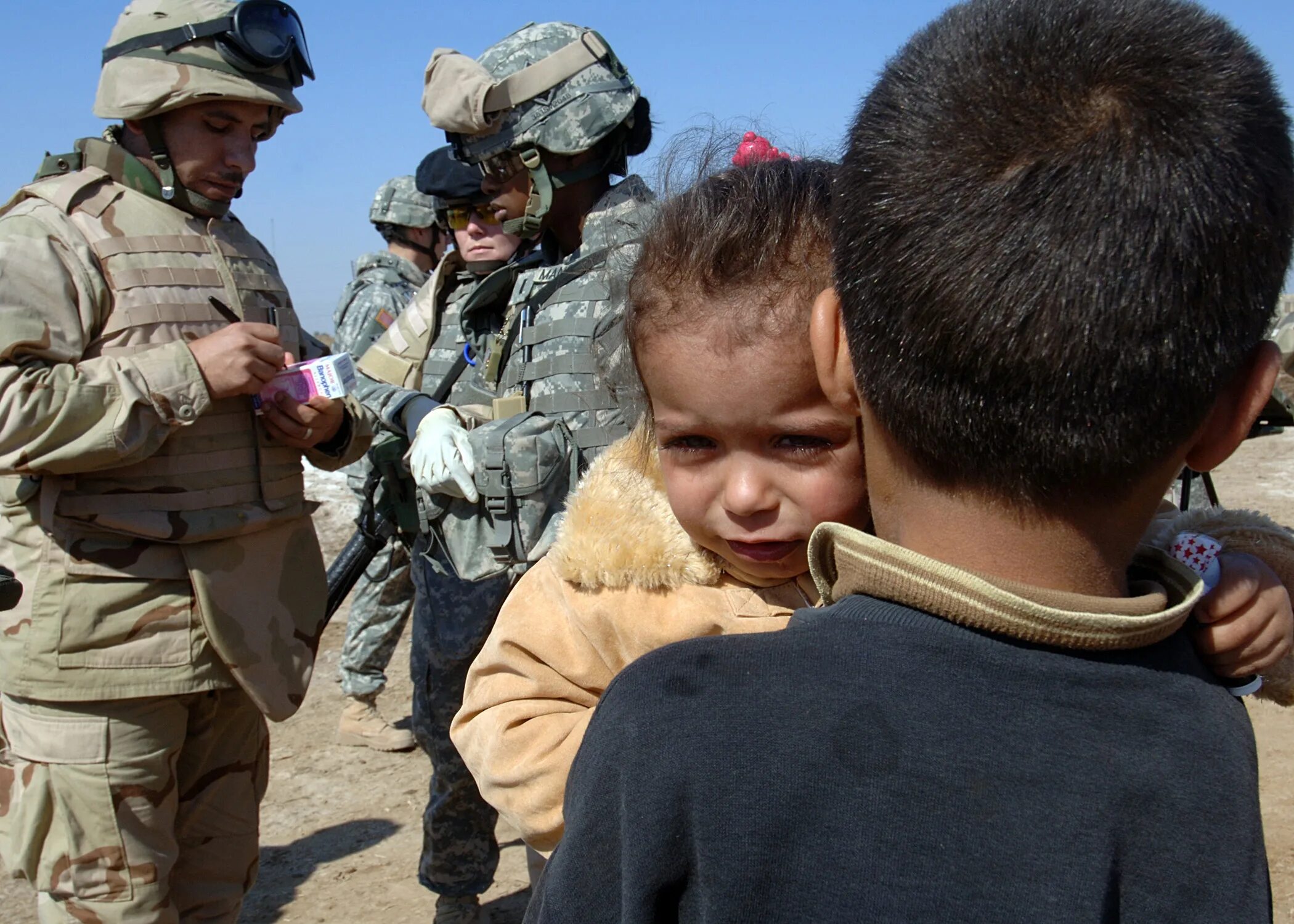 Дети современной войны. Дети войны. Военный с ребенком. Ждать войны в ближайшее время