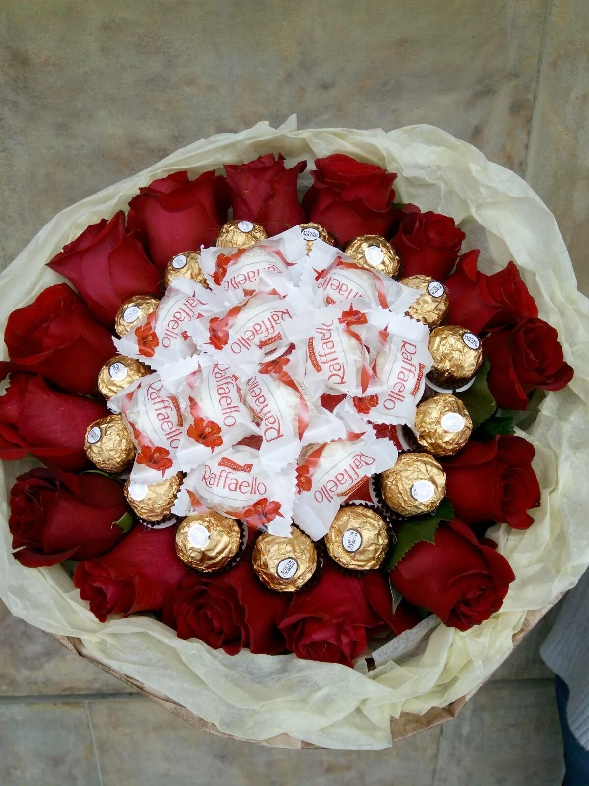 букет из конфет с розами. конфетный букет с живыми цветами. букет цветов и конфеты фото. конфеты цветочки. букет цветов и конфеты фото.