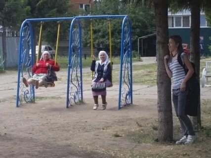 Бабушка на детской площадке