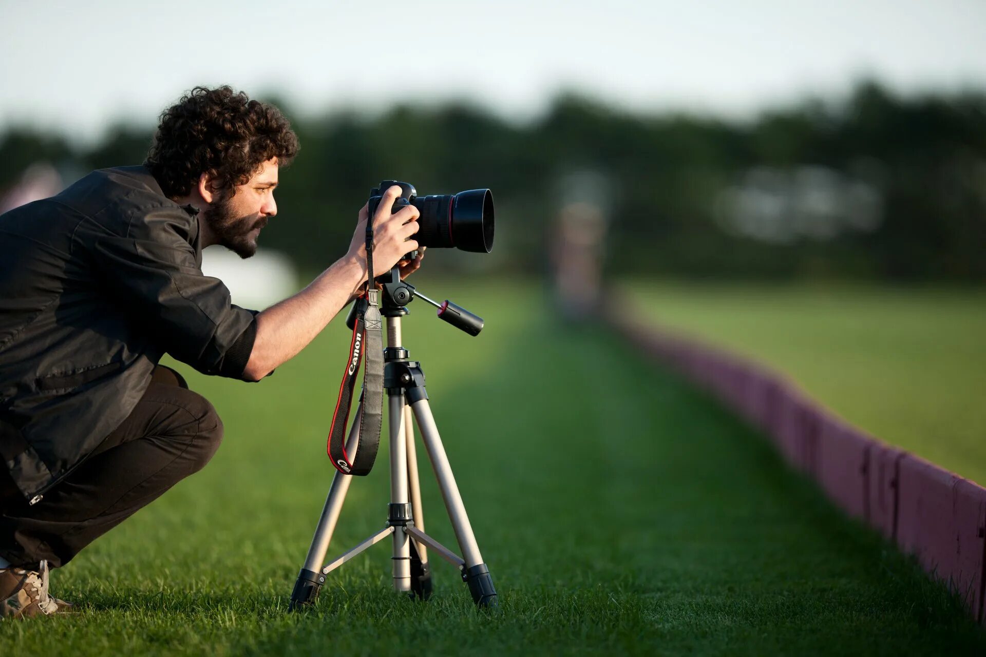 Фотограф на природе. Мужчина с фотокамерой. Профессия фотограф. Фотосессия для фотографа.