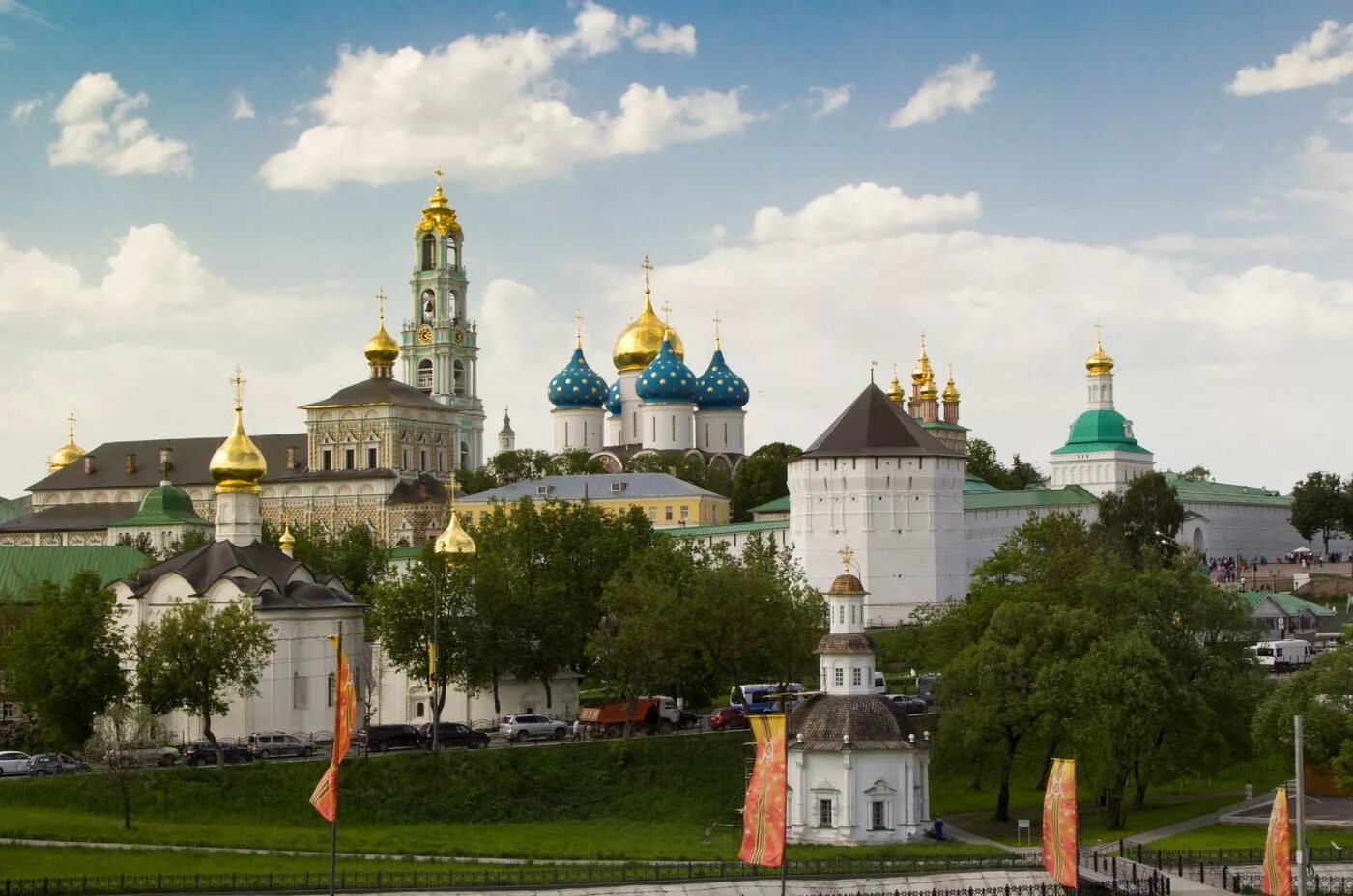 Сергиев посад вк. Сергиев Посад фотоэкскурсия. Сергиев Посад на белом фоне. Известные сооружения Сергиев Посад. Гиф город Сергиев Посад.