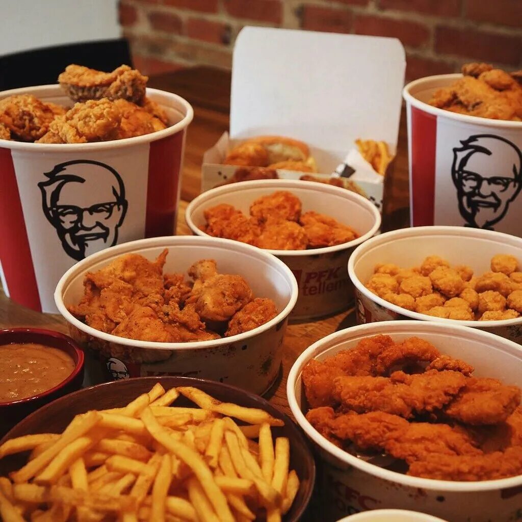 Kfc быстрое питание. Фаст фуд кфс. еда эстетика фаст фуд кфс. кфс эстетика. еда из kfc.