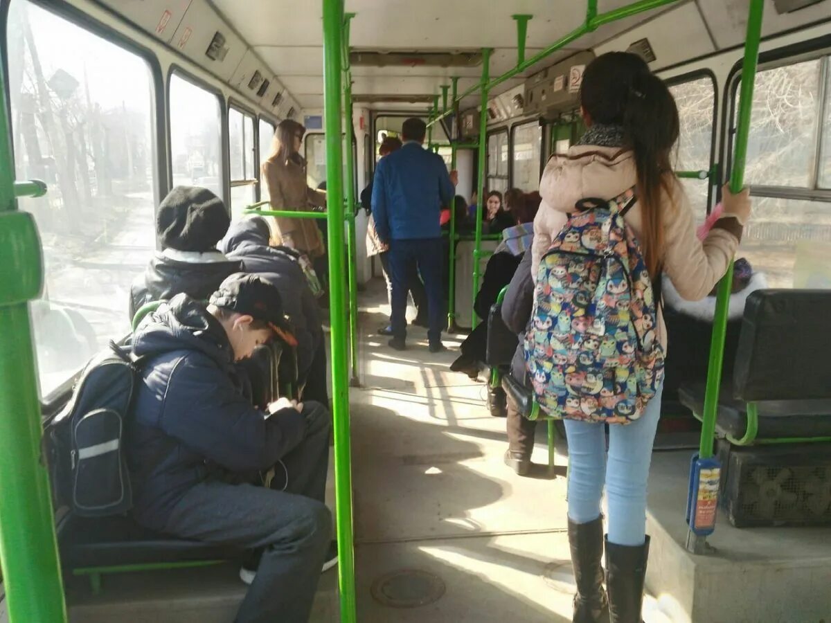 Школьникам бесплатный проезд в автобусе. Дети безбилетники в автобусе. фотосессия в автобусе. автобус для детей. школьника высадили из автобуса.