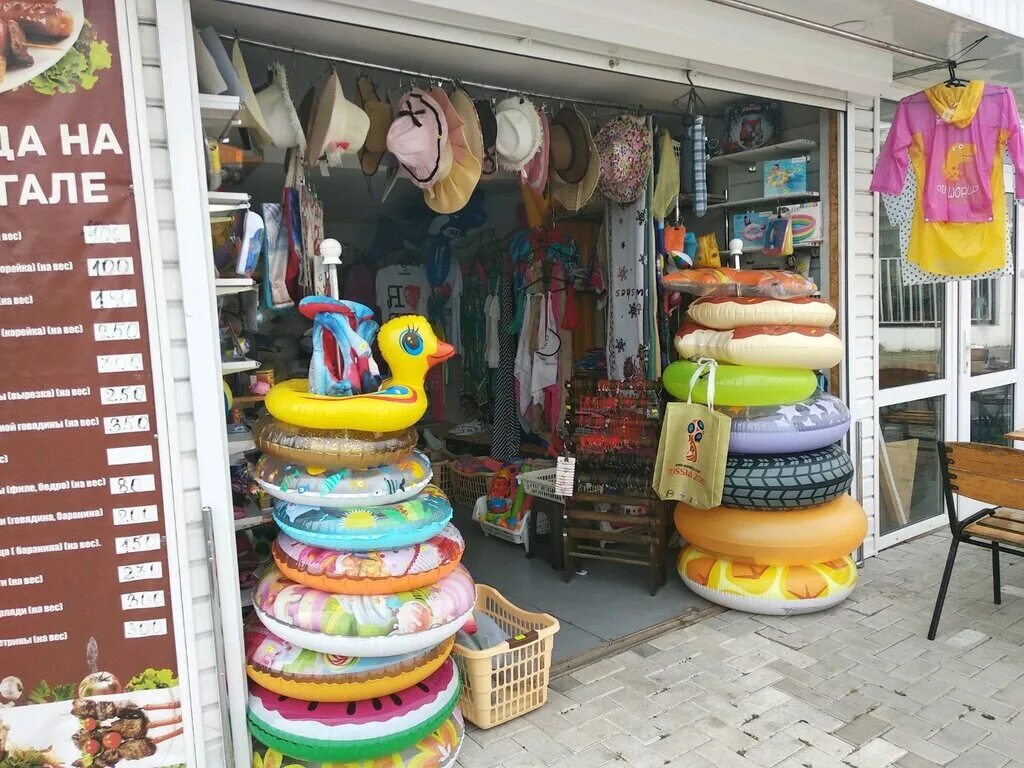 магазинчик на пляже. внутри пляжного магазинчика. пляжный магазинчик. ассортимент пляжного магазина. магазин пляжных товаров.