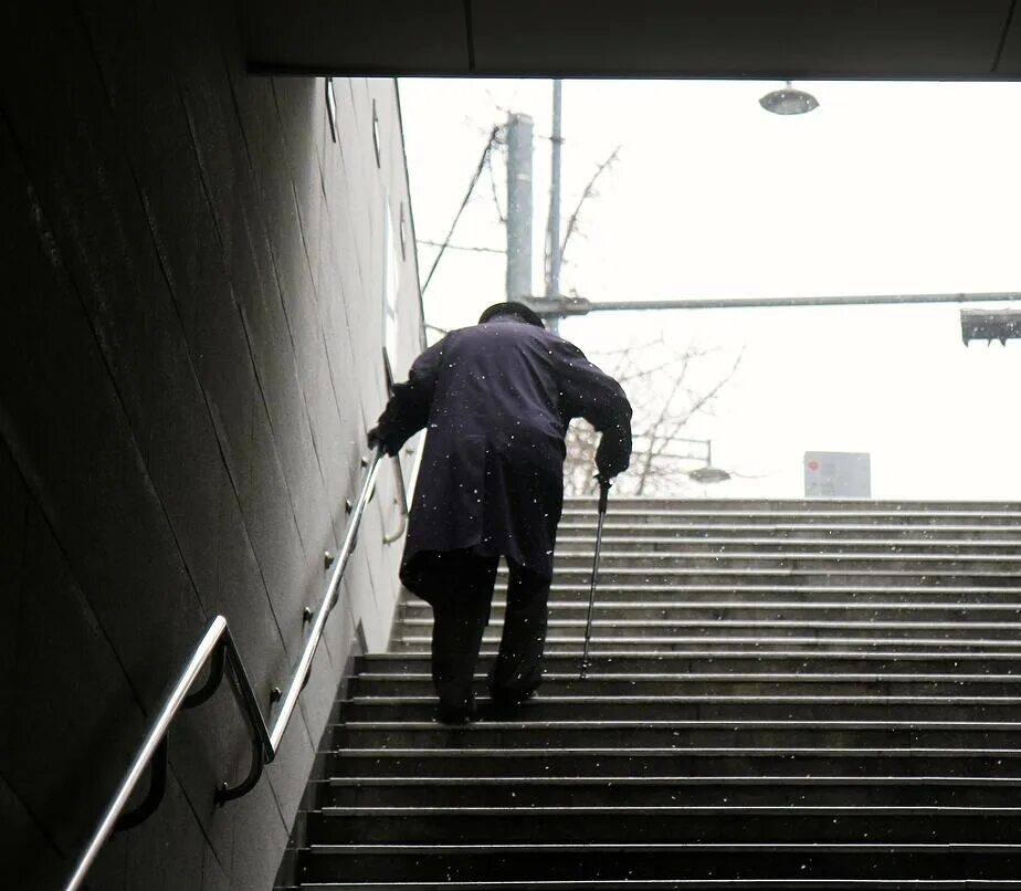 Приснилось подниматься по лестнице вверх. Человек на лестнице. человек поднимается по лестнице. человек на ступеньках. поднимается по ступенькам.