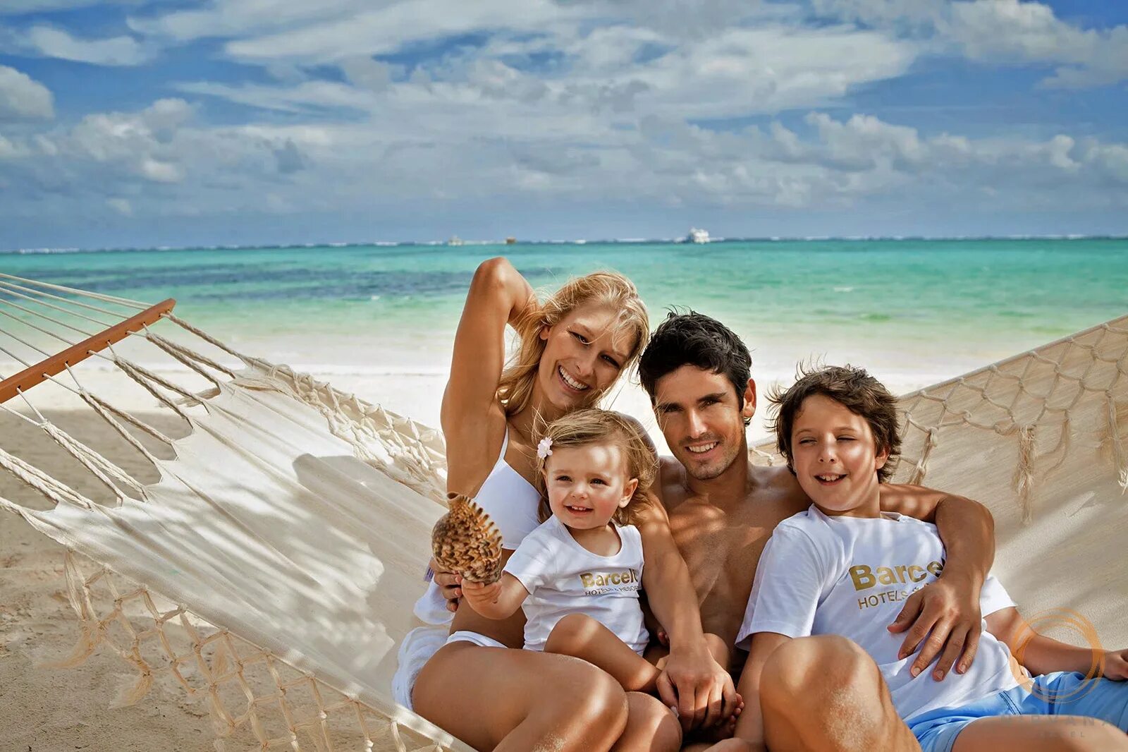 Дети моря 4 часть. Семья на море. Семья на пляже. Счастливая семья с детьми на море. Семья на отдыхе.