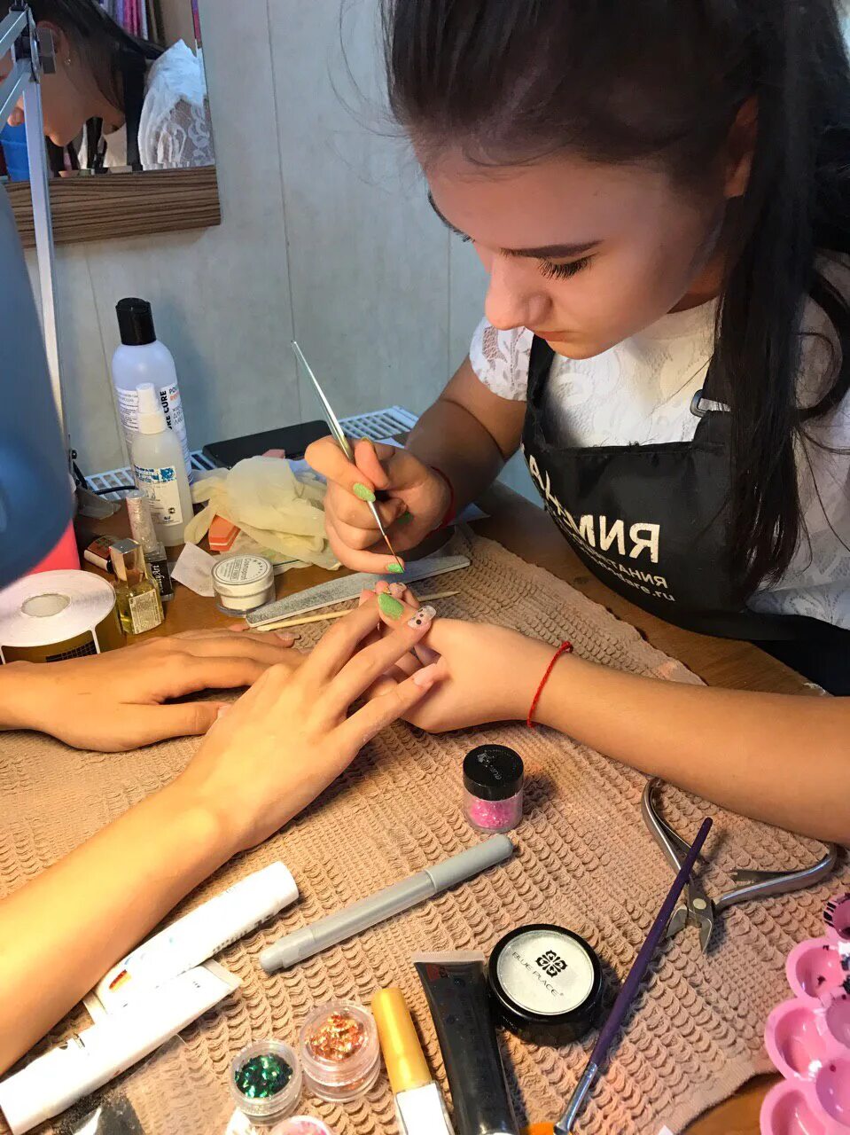 красивый маникюр для девочек. маникюрный салон для детей. мастер по маникюру. детский мастер маникюра. детский маникюр в салоне.