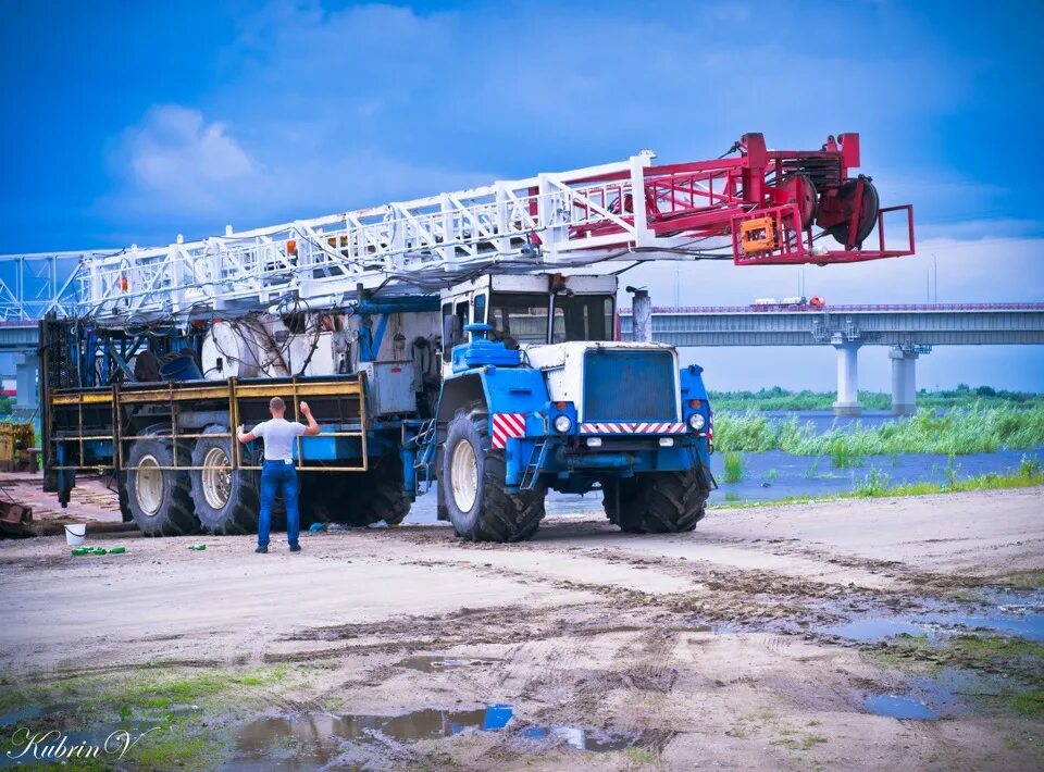 Приразломная охрана. Техника нефтяников. Апрс-40 урал. Приразломная нефтяная платформа. Цементировочный агрегат schlumberger.