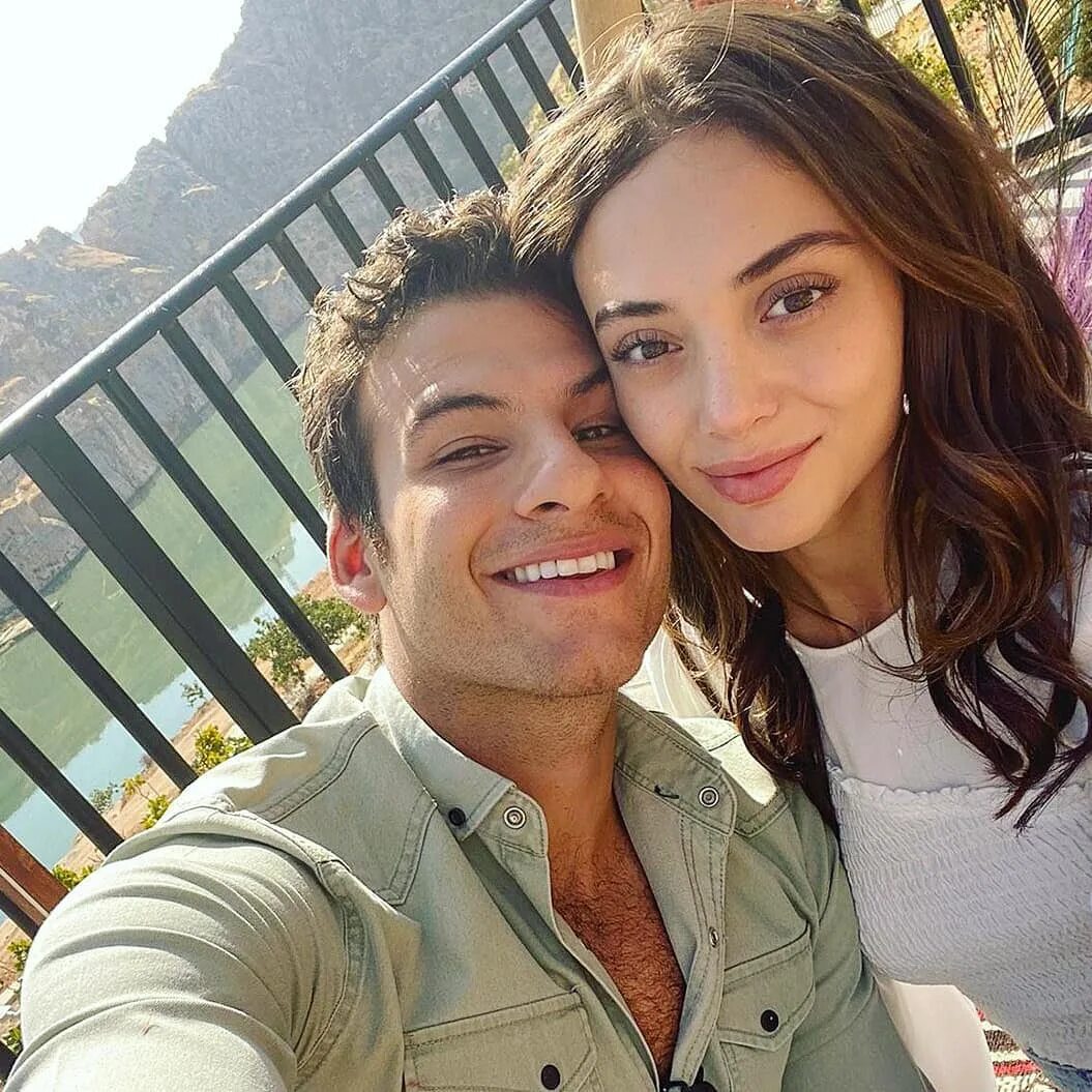 Афра сарачоглу и мерт языджиоглу. С кем встречается мерт. Мерт айдын муж мерве болугур. Мерт языджыоглу афра сарачоглу. Афра сарачоглу и мерт рамазан демир.