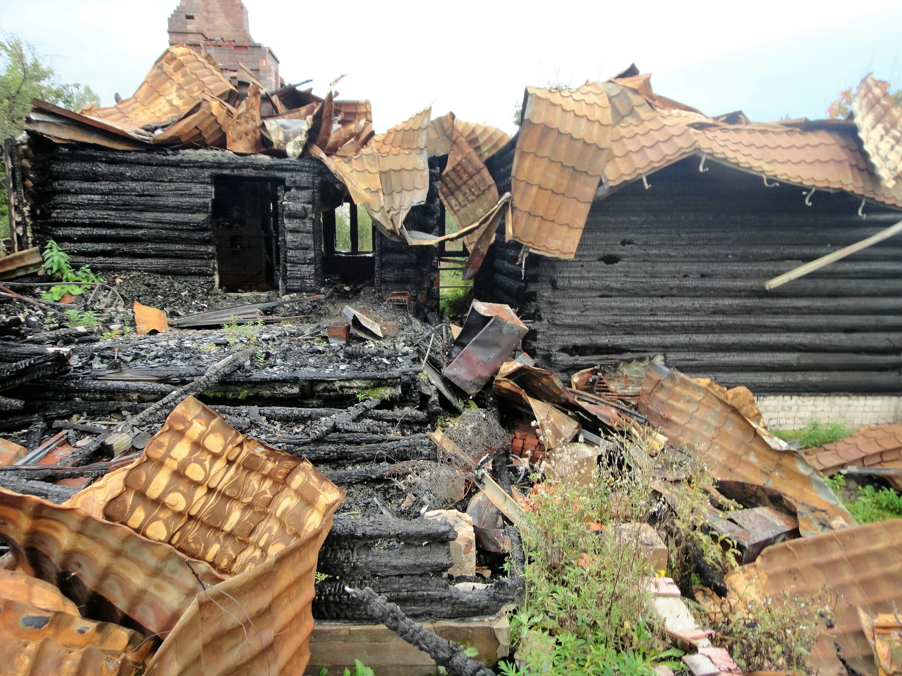 Дом после пожара. Деревянный дом после пожара. Демонтаж сгоревшего дома. Снос дачных домов. Построить дом после пожара