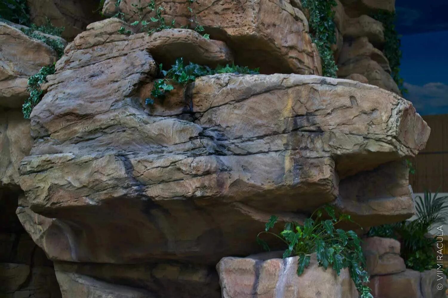 Козырек северная демерджи. Скала из гипса. Каркас искусственные валуны из бетона. Арт бетон скалы технология. Декоративная скала из бетона.