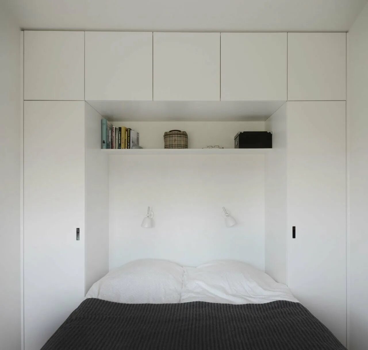 Антресоли над кроватью. Шкаф над кроватью в спальне. Антресоли над кроватью. Шкаф над кроватью в спальне. Шкаф над кроватью.