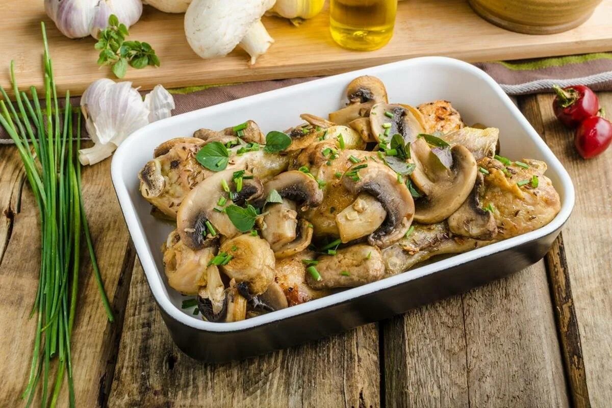 Рецепт приготовления курицы с грибами. Курица с грибами. Жареная курица с грибами. Гарнир к грибам. Курица с шампиньонами.