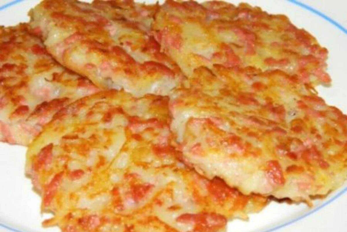 Драники из картофеля с сыром на сковороде. Драники картофельные с колбасой на сковороде. драники картофельные с колбасой. драники с ветчиной и сыром и картофелем. драники с колбасой.