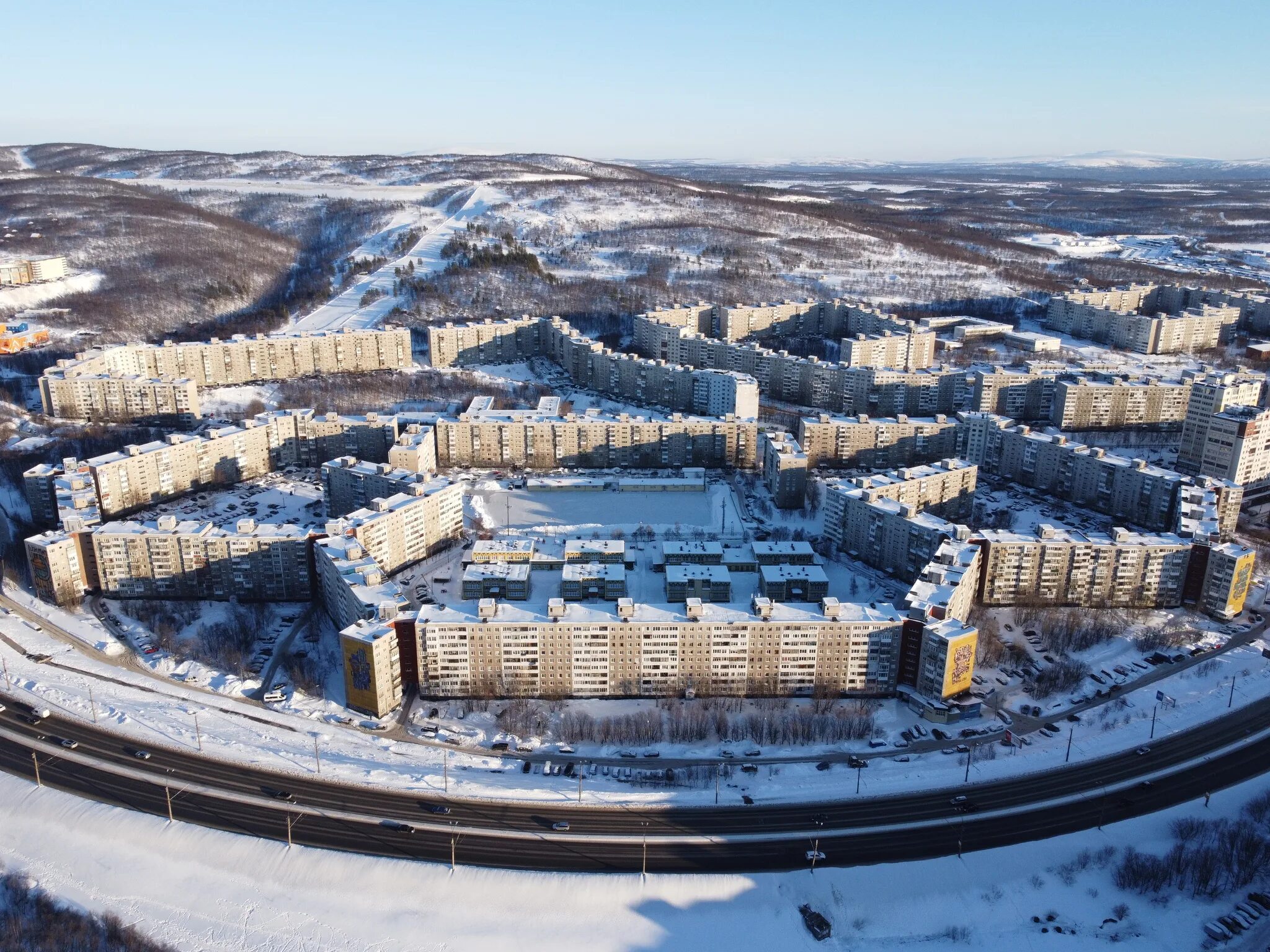 305 микрорайон мурманск. Мурманск кольский проспект самый длинный дом. Длинный дом в мурманске. 305 микрорайон мурманск. Санкт-петербургская 120 великий новгород.