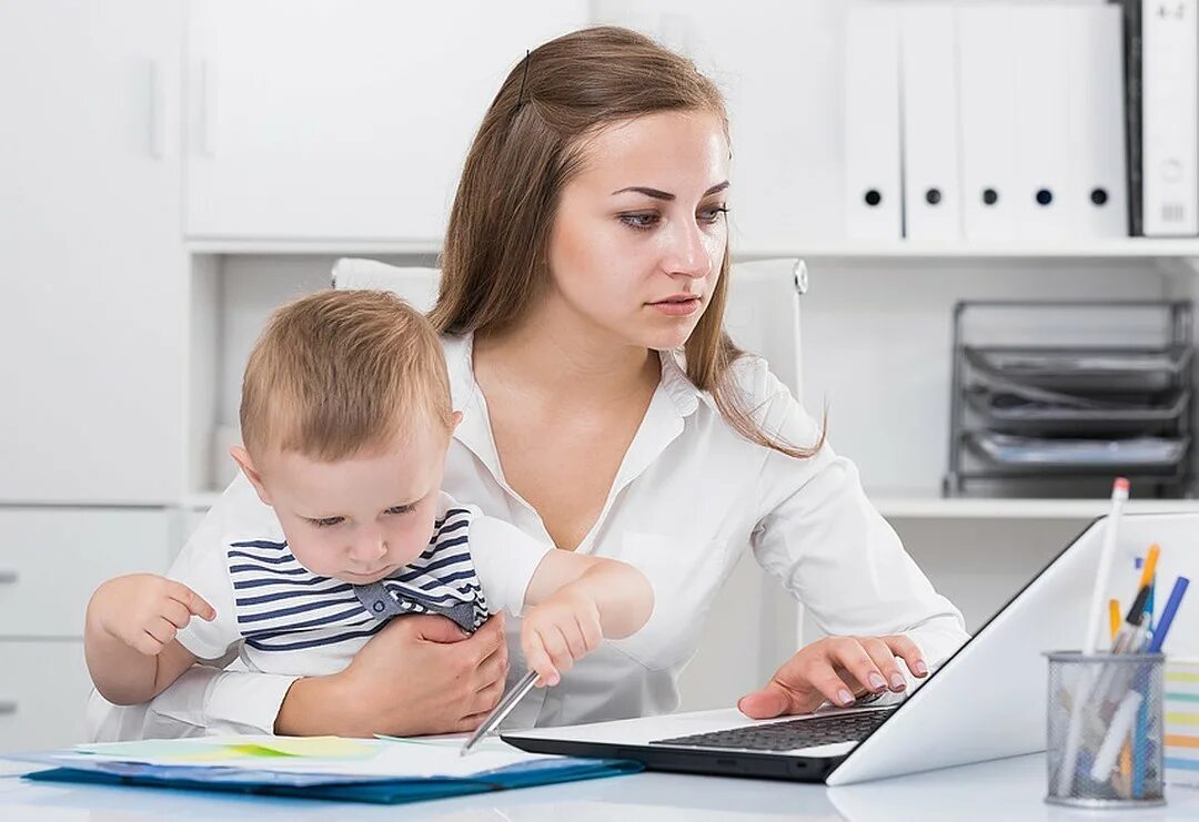 Женщина с ребенком. Мама с ребенком за компьютером. Мама в декрете. Пособия на детей. Декрет до 3х лет