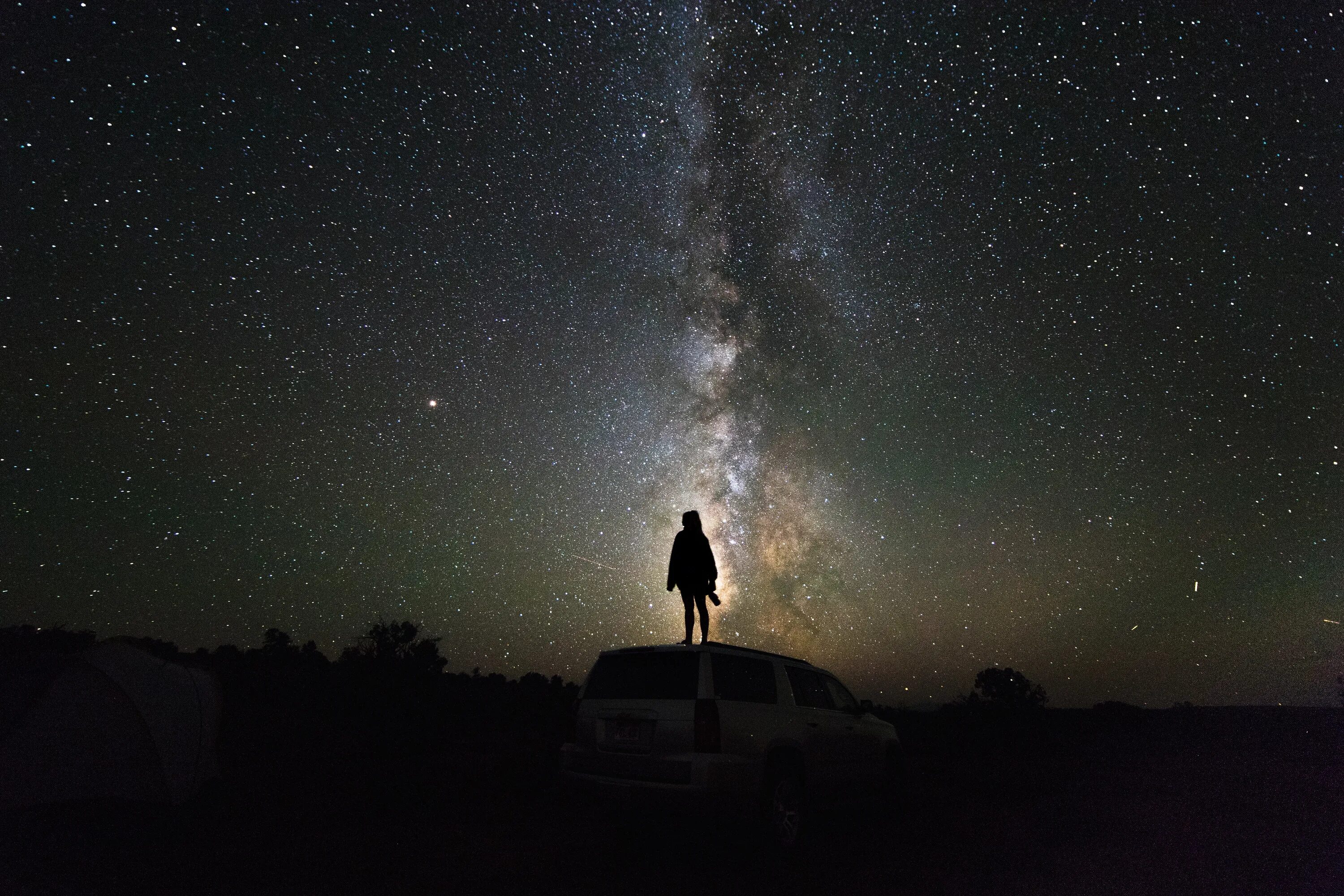 Night person. Человек и ночное небо. Космонавт и Млечный путь. Млечный путь палатка. Вселенная силуэт.