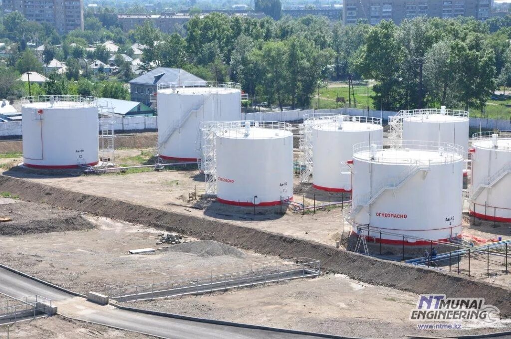 Электрослесарь по ремонту оборудования нефтебаз. Ремонту нефтебаза. Нефтебаза починок. Саратовский нпз резервуарный парк. Ремонту нефтебаза.