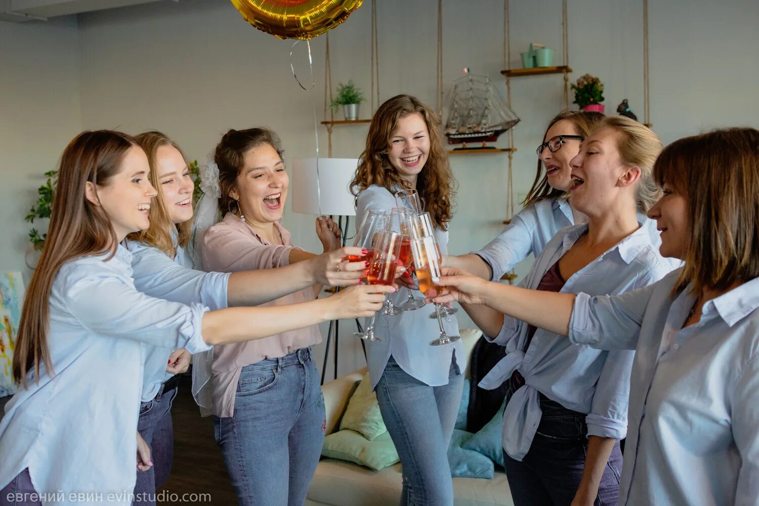 Девичник в екатеринбурге. Фотосессия мероприятия. Вечеринка в стиле друзья. Репортажная съемка девичника. Девичник.