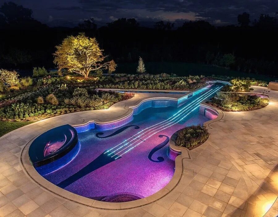 девушка в закрытом бассейне.