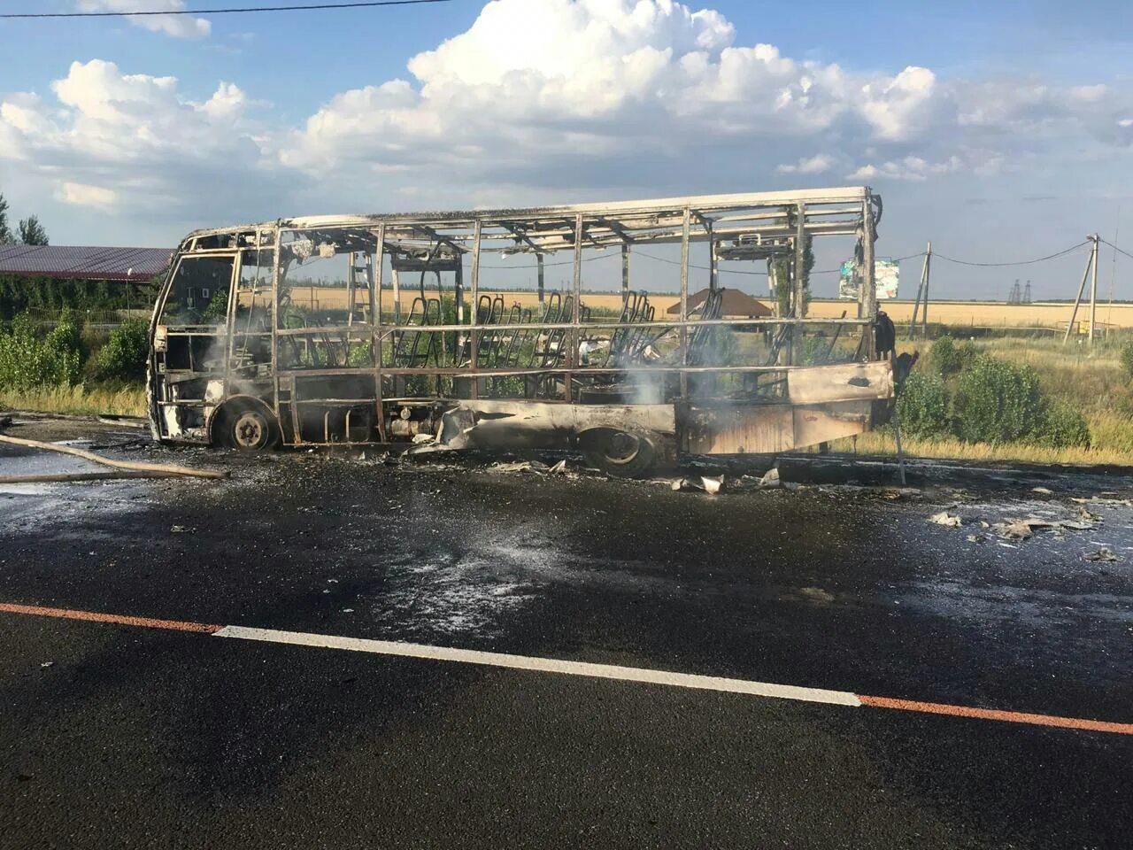 Сгорел автобус волгоград. Волгоград сгорел автобус. Сгорел автобус в Городищенском районе. Сгорел автобус в Волгограде сегодня. На трассе Москва Волгоград сгорел автобус.