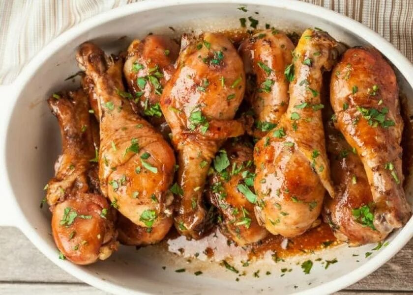 Рецепт запеченной курицы кусочками. Курица с овощами в духовке. Курица в духовке кусочками. Курица с чесноком в духовке. Запеченная курица кусочками.