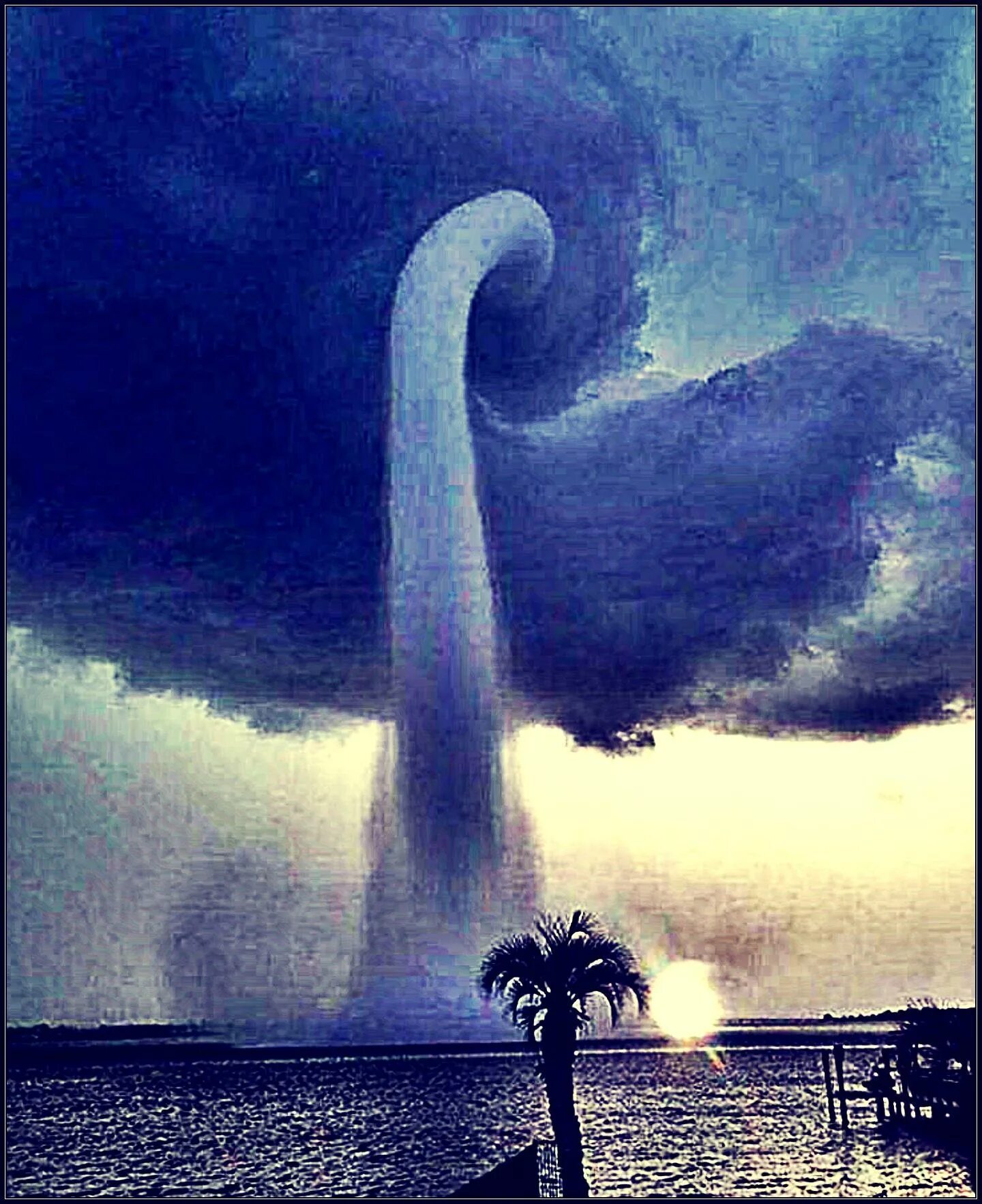 Бичеподобный смерч. Смерчи и Торнадо. Торнадо во Флориде. Водяной смерч Австралия 1898.