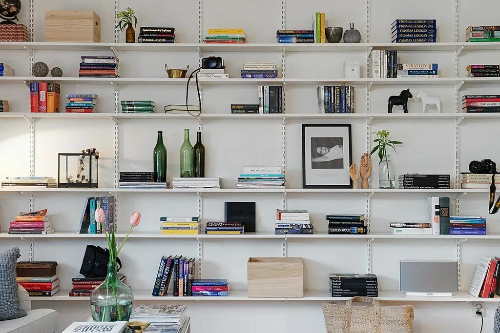 Стеллаж икеа висит на стене. Полочки на стену. Стеллаж tangram от lago. Полка книжная. Полка "wall shelf-s (bas wl-001)" белая.