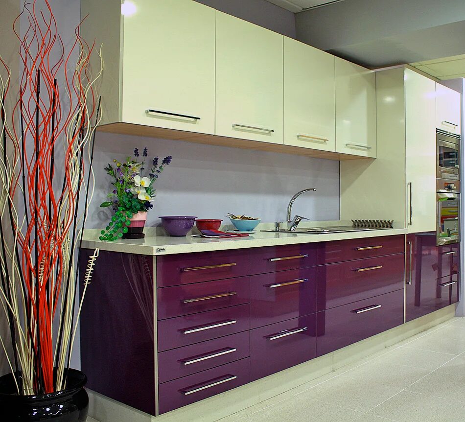 Кухни комбинированные дизайн. Кухни Алвик баклажан. Сочетание цветов на кухне. Сочетание цветов в кухонном гарнитуре. Разноцветный кухонный гарнитур.