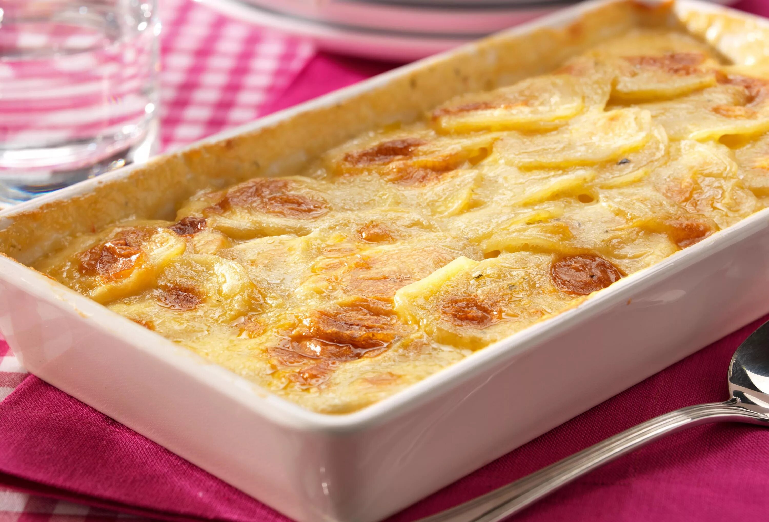 Гратен дофинуа. Гратен Дофинуа Gratin dauphinois. Картофель гратен Дофинуа. Гратен Дофинуа блюдо. Французский картофельный гратен.