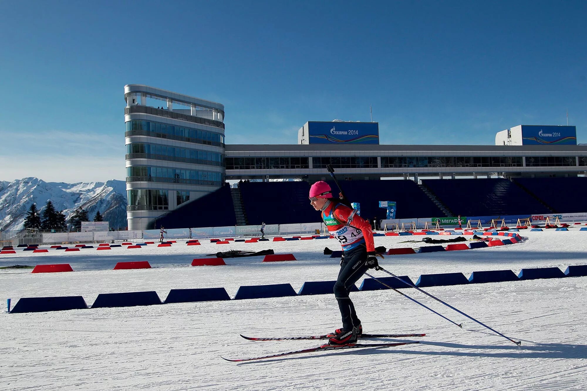 Биатлонный стадион. Сочи красная Поляна лыжно биатлонный комплекс.