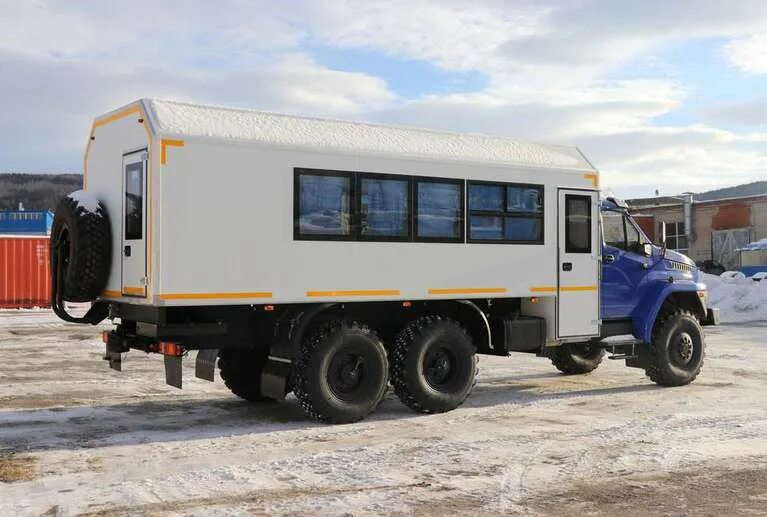 Пермь уральский автобус. Вахтовый автобус «Урал» next 4320. Урал Некст вахтовка. Урал Некст вахтовка с грузовым отсеком. Вахтовка Урал Некст 22 места.