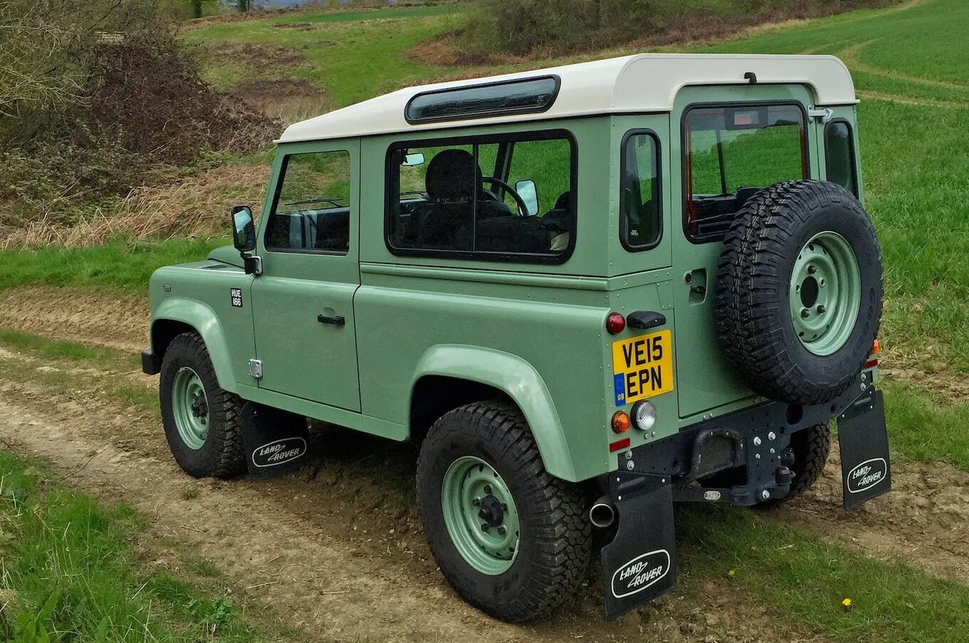 Дефендер 110 оранжевый. Рендж ровер дефендер 2017. Ленд ровер дефендер 007. Ленд ровер дефендер ultimate wagon. Land rover 90.