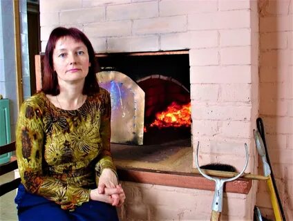 Худая женщина стоявшая у печи