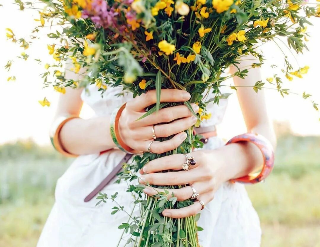 Обнимая букет. Полевой букет в руках. Девушка с букетом полевых цветов. Цветок на руку.. Девушка с полевыми цветами в руках.