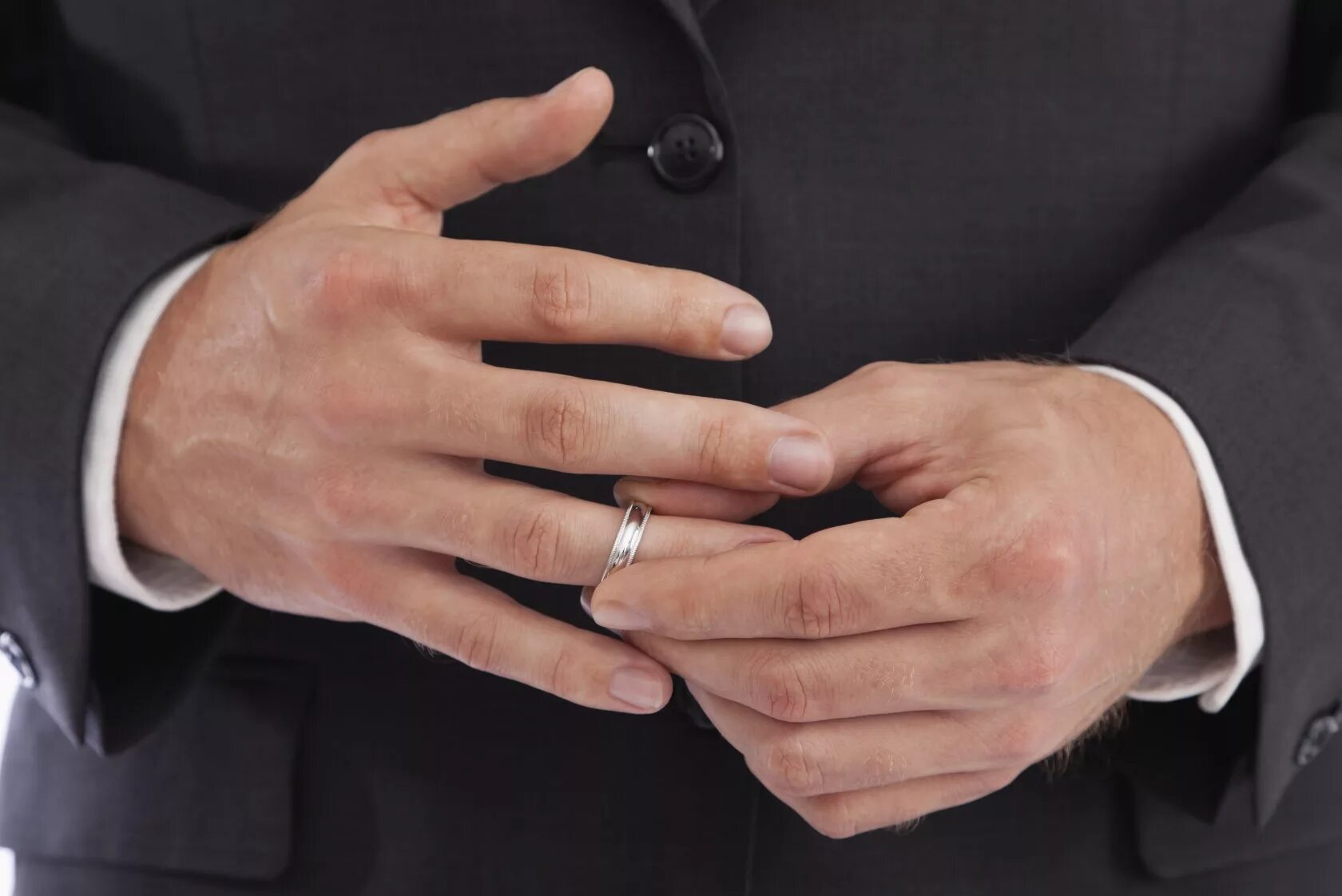 Кольцо на руке. Мужские кольца на руке. Мужские пальцы рук. Мужские обручальные кольца на руке.