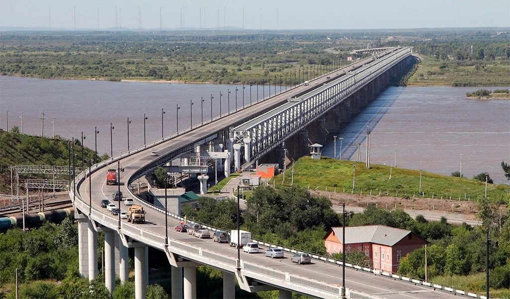 Железнодорожный мост через реку Амур Хабаровск. Хабаровский мост Железнодорожный через Амур. Мост через реку Амур с поездом в Хабаровске. ЖД мост через Амур в Хабаровске.