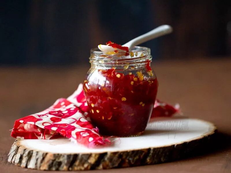 Соус чили острый. Варенье из красных перцев. Джем из острого красного перца. Вареные из острого перца. Соус чили джем.