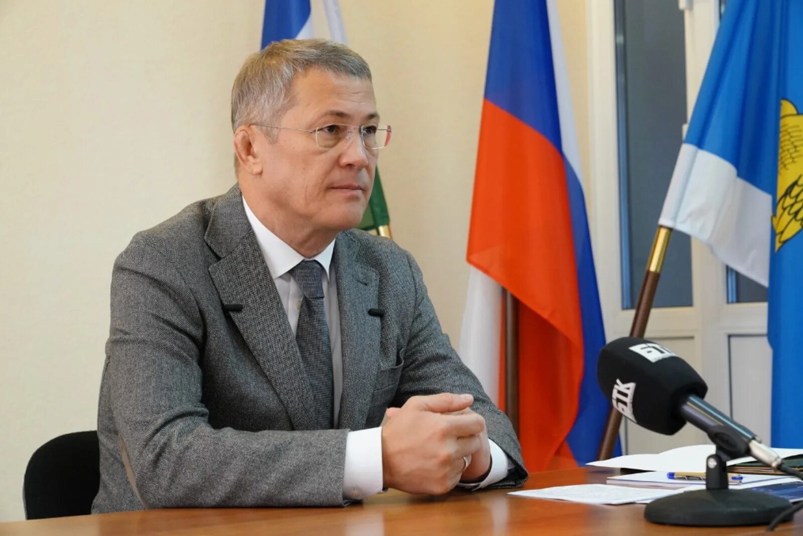 Блондинка рада продемонстрировать навык сосания для агента