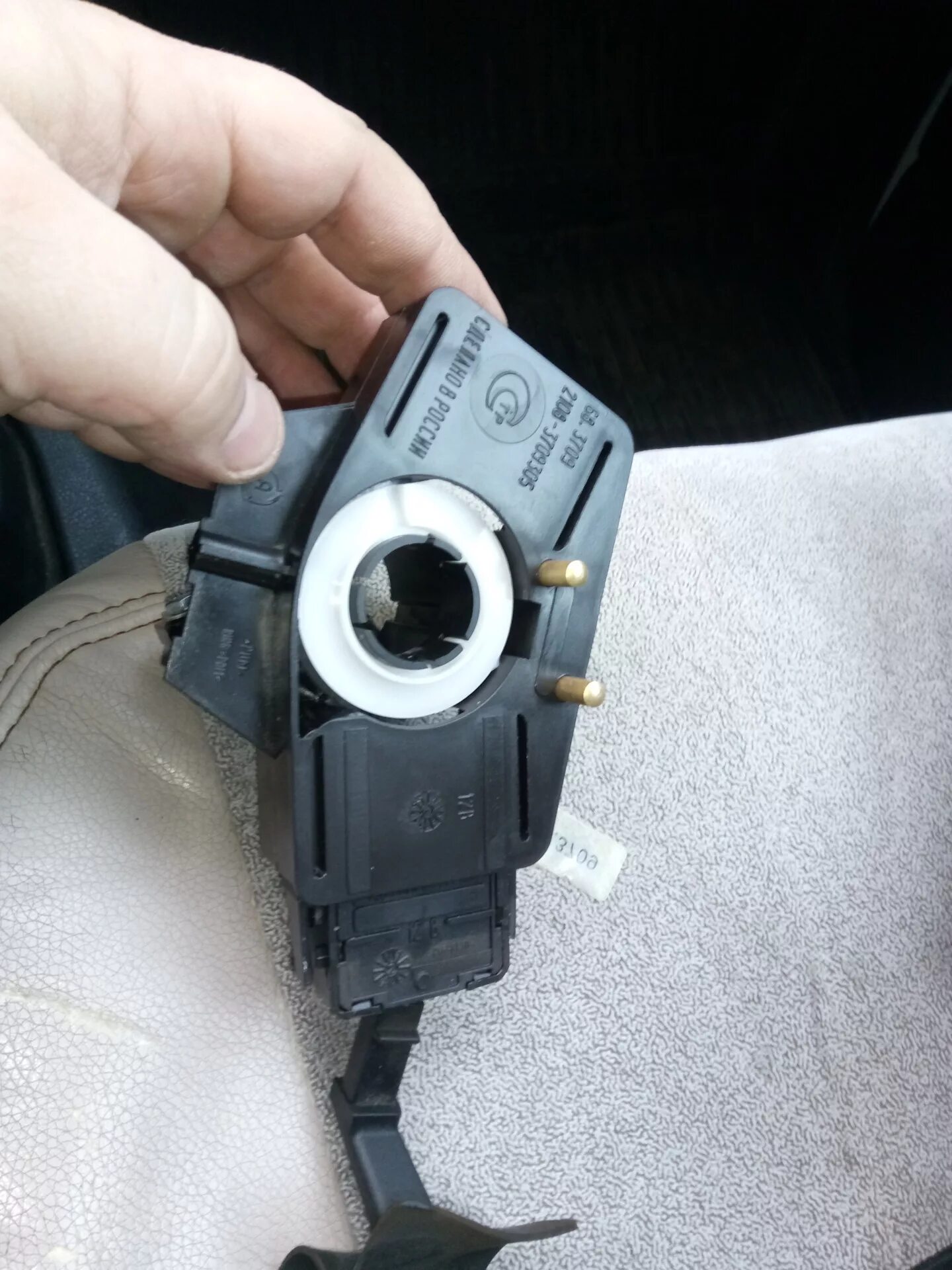 Соединитель подрулевого переключателя. Переключатель подрулевой 2108 центральная часть. Соединитель подрулевого переключателя. 68. Соединитель подрулевых переключателей уаз патриот.