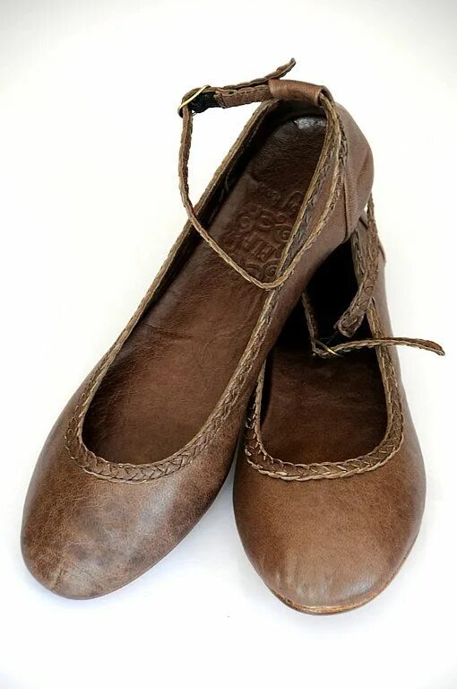 Старые кожаные туфли. Старомодные туфли. Коричневые туфли. Старые балетки.