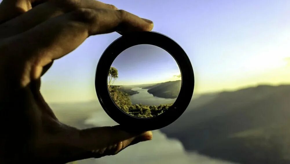 Фокус на другом человеке. Фокусировка на цели. Фокус на другом человеке. Таргет. Фокусировка камеры.