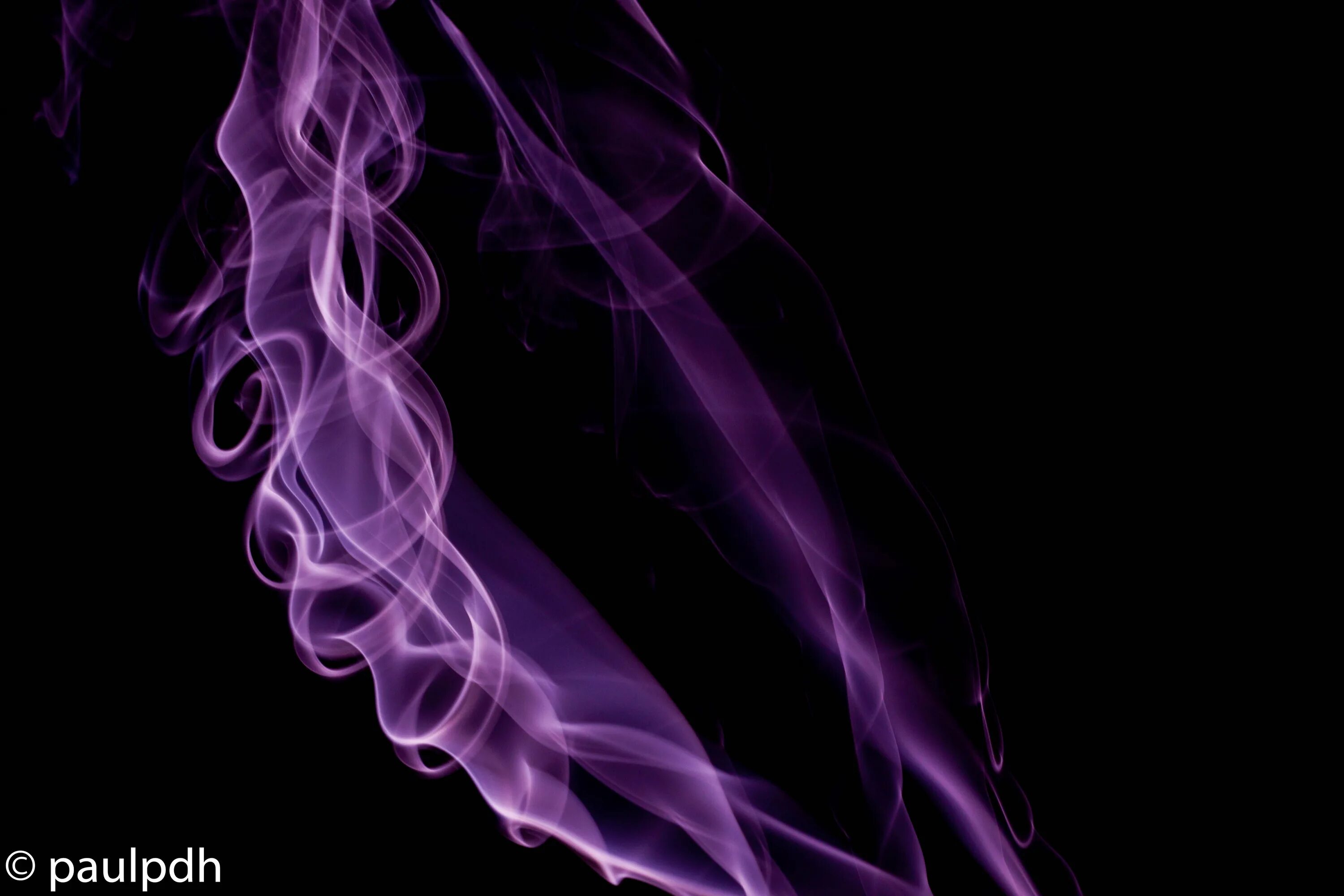 Фиолетовый дым. Purple дым. Красный дым. Черно фиолетовый фон. Purple дым.