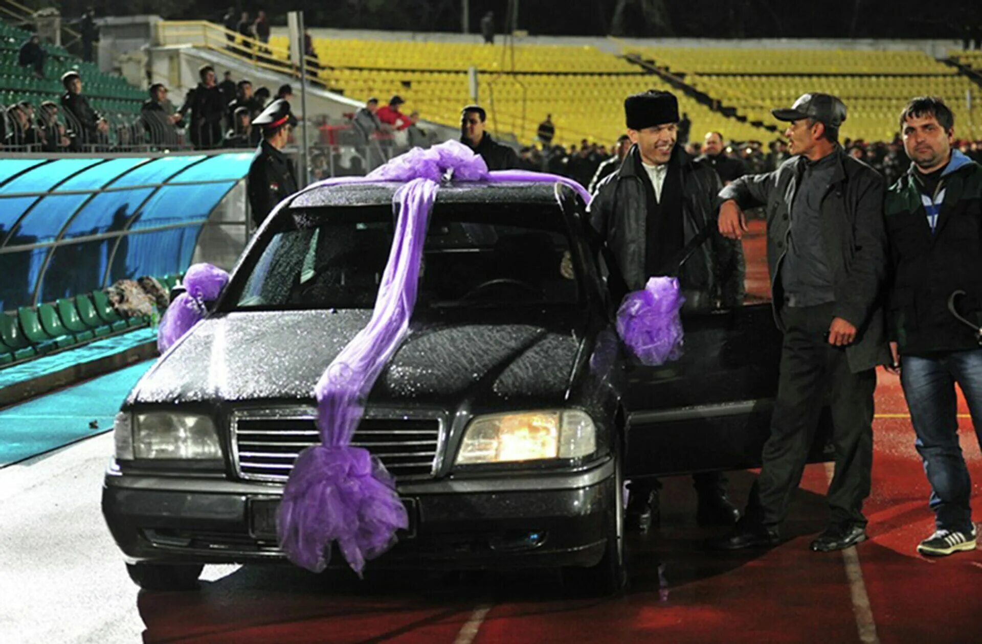 Машина с таджиками. Mercedes Benz Tajikistan. Машин Мерседес. Таджики.. Таджикский Мерседес Бенц. Таджик в машине.