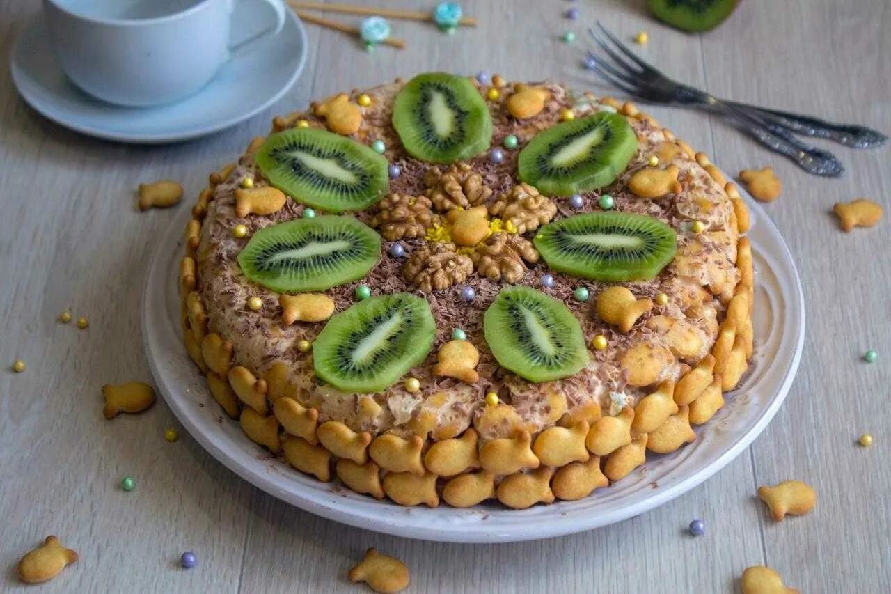 Торт с крекером рыбки. Торт из крекера. Торт из крекера. Торт без выпечки из крекера рыбки со сметаной. Торт из крекера со сметаной.