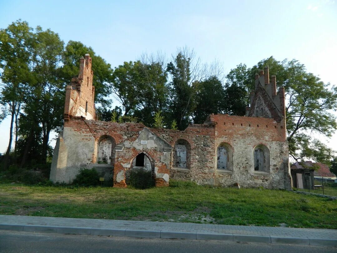 Корнево калининградская. Кирха в Корнево. Кирха в Храброво Калининградская область. Корнево Багратионовский район кирха. Кирха Багратионовск.