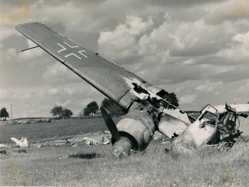Второй сбитый самолет. Самолёты Люфтваффе второй мировой войны. Подбитый немецкий самолет 1945. Luftwaffe второй мировой войны. Немецкие бомбардировщики 2 мировой войны.