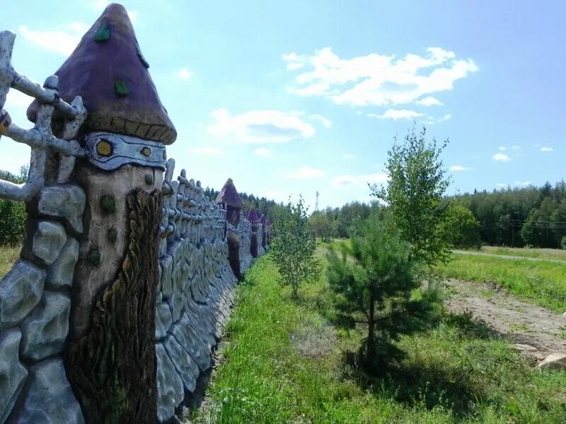 Берендеева зоопарк. Парк Берендеево царство в Лазаревском. Поселок Берендеево царство. Берендеево царство Серпуховский район. Берендеево царство коттеджный поселок.